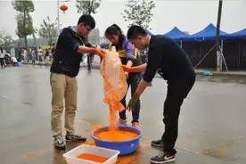 太欢乐了！彩色跑东莞帅小伙扮山中虎大王的后裔图片