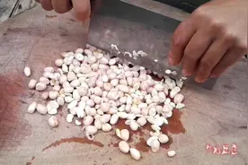 孕妈妈用花生做成一道美食，竟然放那么多辣椒，还这么美味好吃视频封面