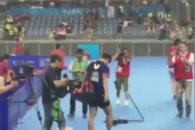 全运会张继科无缘八强，低头走出球场，球迷仍疯狂呐喊！视频封面