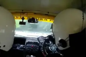 高速行驶的赛车，突然方向盘掉了，看专业赛车手是怎么霸气处理的视频封面