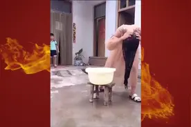 熊孩子趁妈妈午睡恶搞妈妈，这次看来要打屁屁了 (2)_1视频封面