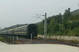 实拍淄博至泰山的7053次列车在山间小站鸣笛开车视频封面
