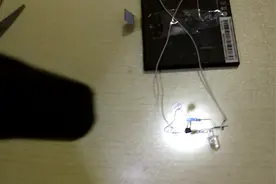 用旧手机电池和6v太阳能电板制作小型光控路灯视频封面