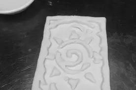 炉石传说玩家深夜直播：处女卡背手工制作图片