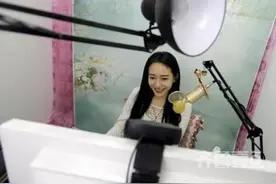 网络女主播月入几十万是极少数 签约后被抽成可达60%图片
