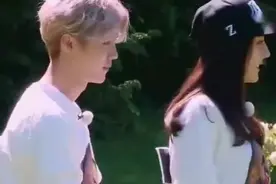 鹿晗紧搂迪丽热巴，吐舌卖萌拍照，这是几个意思啊？视频封面