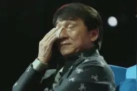 成龙松口愿意见小龙女，小龙女说就算给我一百亿，我不认，他不配视频封面