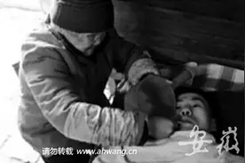 失明母亲照顾瘫儿20年 或将当选“阜阳好人”图片