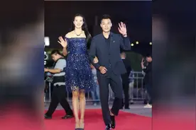 女排颁奖大长腿伤不起！1米95张常宁踩8厘米恨天高 惠若琪有压力视频封面