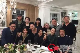 黄秋生晒餐桌旁众人合影 黄秋生年轻时的照片图片