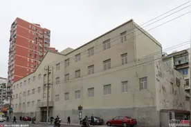 上海现“僵尸大楼” 荒废多年变废品回收站（组图)图片