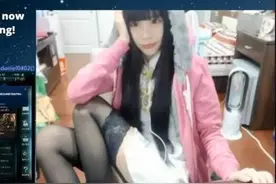 台湾女主播大秀自己美背 网友吐槽没肉就别卖了图片