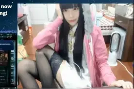台湾女主播大秀自己美背 网友吐槽没肉就别卖了图片
