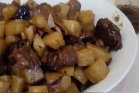 土豆炖腊鸡图片