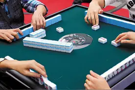 男子打麻将摸错牌起争执 拿木凳砸对方头部对其拳打脚踢图片