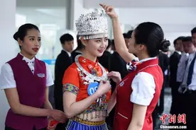 航空公司在成都招空乘 500美女竞争（组图)图片
