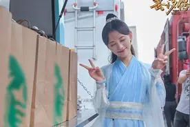 鞠婧祎卖萌比剪刀手 “嫉妒”宠物和爱猫争宠视频封面