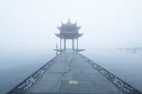 杭州清晨现浓雾 西湖朦胧美不胜收
