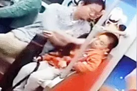 实拍：男孩地铁犯困想睡觉，父亲边玩手机边抽耳光帮其解困视频封面