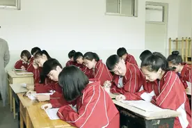 被老师发现在课堂上谈恋爱，该怎么办？！视频封面