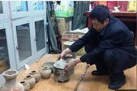 男子自家后院挖出古墓 含12件陶器1把古剑价格不菲图片