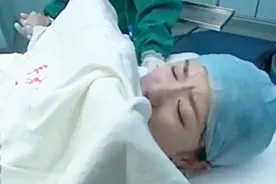 产妇对麻药不敏感，为了肚子里的孩子，全程忍着痛做完了剖腹产视频封面