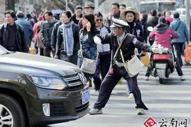 昆明好人“交警”老张的10多年的公益路图片