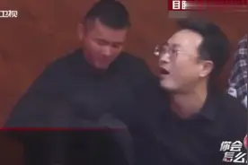儿子不孝当众把妈妈骂哭，旁边吃饭的几个大爷看不下去要动手了视频封面
