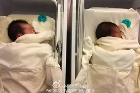林志颖双胞胎儿子满月了！两个小家伙连睡觉姿势都一样！图片
