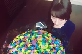 我的盖世英雄，终于捧着99朵roseonly七彩玫瑰来娶我！图片