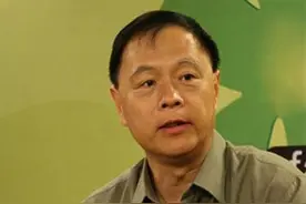他是亚洲第一前锋，顶级解说员，被称作卫平-布兰恩特，更爱姚明图片