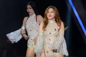 昆仑决世界极限格斗全明星盛典大赛！举牌宝贝现风采！图片