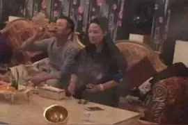 文章搂着女同学冲进观众视野，马伊琍力挺只为一个苦衷图片