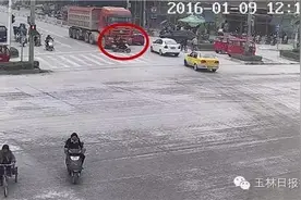 吓尿！北流惊现电车“功夫姐”，大货车轮下闪电逃生！图片