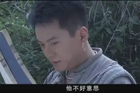 婴儿饿了，农村妈妈就地把孩子喂饱视频封面