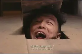 农村小伙在地板上钻了个洞，有事没事就去看看人家两口子超级搞笑视频封面