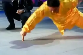 这就是传说中的’一指禅‘单手单指俯卧撑，难度真的是太高了视频封面