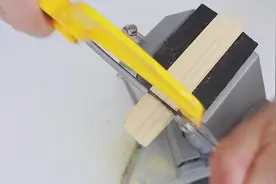 老干妈瓶盖拧不开？牛人教你自制一个开瓶器轻松搞定