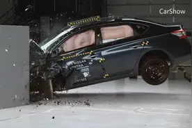 日产轩逸到底安全不安全，看完小范围碰撞测试后你就知道了视频封面