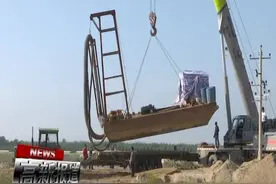 渭南高新区捣毁三艘非法采砂船视频封面