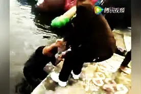 临沂罗庄双月湖充气蹦蹦床侧翻，多人落水受伤图片