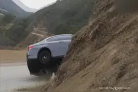 喜闻乐见的漂移失败——这车还没开多远呢就翻了不是老司机图片