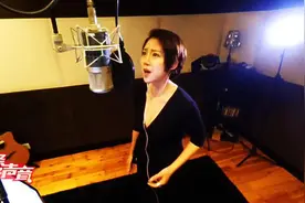[头条好声音]竟然大胆的挑战那英的经典歌曲，《有个爱你的人不容易》图片