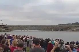 大桥爆破拆除，数百人围观拍照的一幕图片