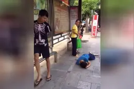 男子假装晕倒测试路人反应，镜头恰似拍到这一幕！视频封面