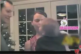 宝宝不甘示弱，反复模仿爸爸亲吻妈妈...一点也不吃亏呀！哈哈图片