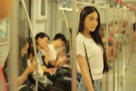 屌丝男偶遇地铁美女，结果图片