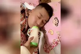 媳妇恶搞老公，接下来拿着孩子的奶瓶给老公喝奶，结局亮了视频封面