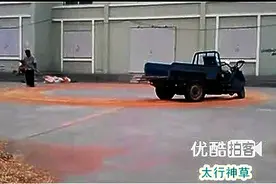 小农民大智慧，无人驾驶的三轮车自动碾压谷物！图片