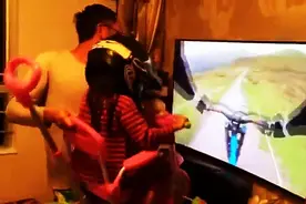 老爸手动让女儿体验4D骑山车，果然是上辈子的情人啊哈哈图片